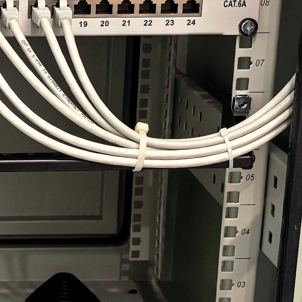 VALUE 19" 1U Rack Mountable Cable Management Bar, (horizontal) with adjustable Depth, black